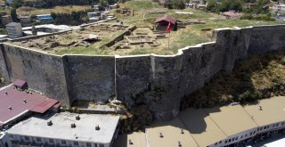 (Özel Haber) Bitlis Kalesinde Osmanlı Dönemine Ait Mezar Bulundu