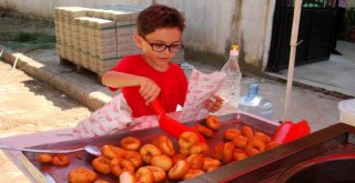 Egenin Hamsisi Dizisinin Çocuk Yıldızı Büyük Babaannesi İçin Lokma Dağıttı