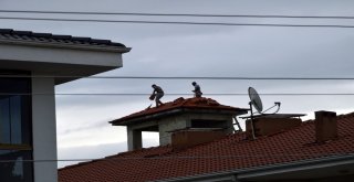 (Özel) Güvenlik Önlemi Almadan Çatıda Çalışan İşçiler Yürekleri Ağza Getirdi