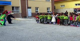 Palyaço Kılığına Giren Öğretmen Minik Öğrencilerle Oyun Oynadı