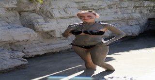 (Özel) Turistler Çamur Banyosuyla Stres Atıyor