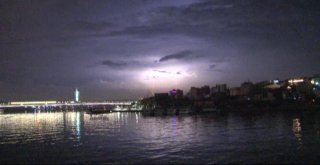 İstanbulda Şimşekler Geceyi Aydınlattı