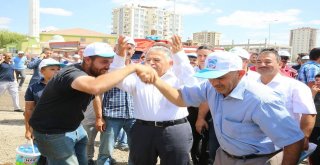 Başkan Memduh Büyükkılıç 9 Satış Pazarlığında Hayırlı Olsun Dedi