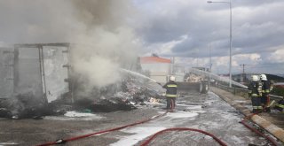 Park Halindeki Tekstil Malzemesi Yüklü Tır Alev Alev Yandı