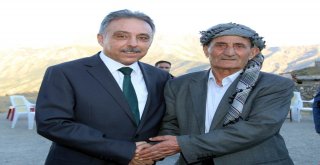 Vali Toprak, Irak Sınırındaki Köyleri Ziyaret Etti