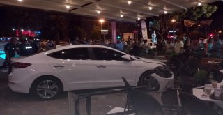 Otomobil Kafeye Daldı: 1İ Ağır 3 Yaralı