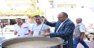 Başkan Üzülmez Aşure Dağıttı