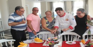 Türkiye Aşığı Alman Turistin 50. Tatiline Pastalı Kutlama