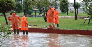 Aniden Bastıran Yağmur Yolları Göle Çevirdi