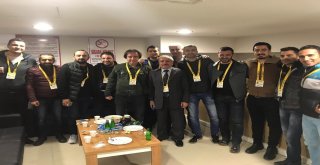Galatasaray Maçını Takip Eden Gazetecilere Ve Protokole Kayısı İkramı