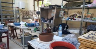 (Özel) Suyun Üstünde Topraklı Sergi