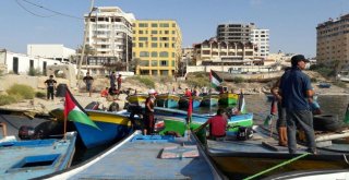 İsrailin Ablukasını Kırmak İçin Onlarca Tekne Gazze Limanından Yola Çıktı