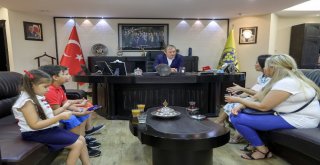 Su Satarak Hayvanlara Mama Alan Miniklere Piriştinadan Destek