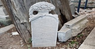 500 Yıllık Caminin Restorasyonu Sırasında Mezar Taşlarına Zarar Verildi