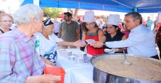 Kuşadası Belediyesinden Üç Noktada Aşure İkramı