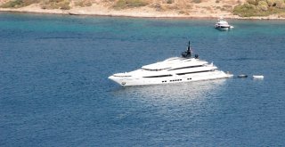 Hayırsever İşadamı Lüks Yatı İle Geldi, Halk Plajında Lahmacun Ayran Dağıttı