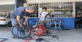 Çocukları Sevindirmek İçin 50 Yaşından Sonra Bisiklet Tamirciliğe Başladı