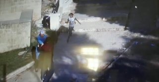 Dilenci Kızın Kadını Kapkaççıdan Kurtarma Anı Kamerada