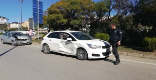 İki Otomobil Kavşakta Birbirine Girdi: 5İ Çocuk 6 Yaralı