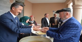 Belediye Ve Ak Parti Kadın Kolları Aşure Dağıttı