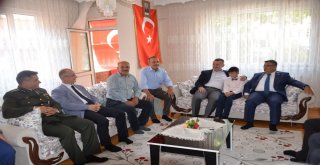 Vali Büyükakın, Şehit Ünal Demirin Ailesini Ziyaret Etti