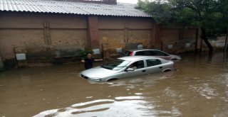 Beykoz Anadoluhisarında Su Baskınında Sürücüler Araçta Mahsur Kaldı