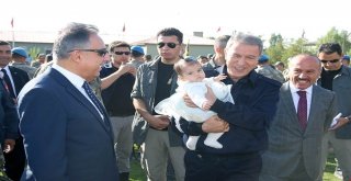 Milli Savunma Bakanı Akar, Yüksekovada Mehmetçikle Bayramlaştı