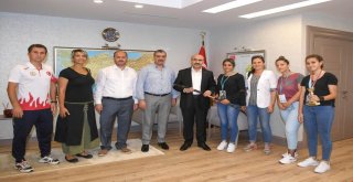 Derece Alan Öğrenciler Vali Demirtaşı Ziyaret Etti