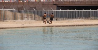 (Özel) Şanlıurfada Sulama Kanalında Gençlerin Tehlikeli Serinliği