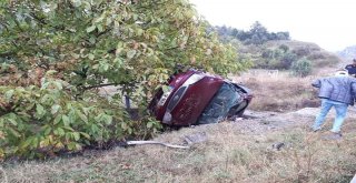 Otomobil Kayganlaşan Yolda Takla Attı: 2 Yaralı