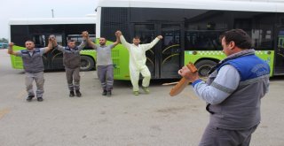 (Özel) Otobüsleri Temizlerken Kemençe Çalıp Şarkı Söylüyorlar
