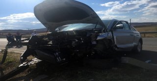 Otomobil Bariyerlere Çarptı: 1 Ölü, 2 Yaralı