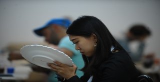 (Özel Haber) Dünyanın Dört Bir Yanından Gelen Öğrenciler Çini Yapmayı Öğrendi