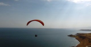 Erciş Semalarında Yamaç Paraşütü Keyfi
