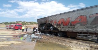 Seyir Halindeki Tırın Tekerleri Alev Aldı