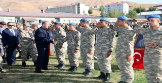 Milli Savunma Bakanı Akar, Yüksekovada Mehmetçikle Bayramlaştı