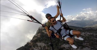 Paraşütten İndi, Yeri Öptü