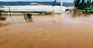 Antalyada 30 Dakikalık Yağmur Sele Neden Oldu
