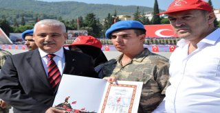 Manisada Yemin Eden Komandolar Zeybek Oynadı