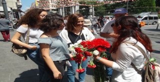 Srebrenitsa Katliamında Hayatını Kaybedenler İçin Taksimde 8 Bin 372 Karanfil Dağıttılar