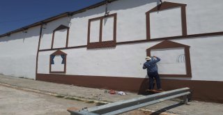 Genç Ressam Duvarlara Hayat Veriyor