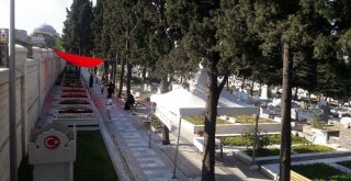 15 Temmuzun Yıl Dönümünde Vatandaşlar Şehitlikte Dua Etti