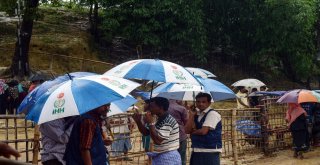 Arakanlı Müslümanlar Yağmurdan Türk Bayraklı Şemsiyelerle Korunuyor