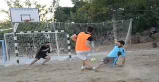 Plaj Futbolu Turnuvaları Renkli Görüntülere Sahne Oluyor