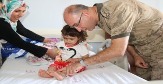 Mehmetçikten Minik Elife Ziyaret