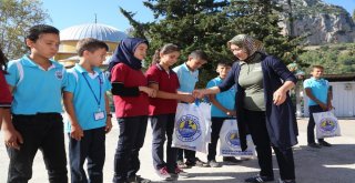 Erdemli Belediyesinden Öğrencilere Kırtasiye Yardımı