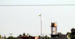 Terör Örgütü Telabyadta Sözde Bayrağını İndirip Flamasını Astı