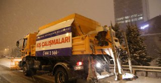 İBB, SABAH BASTIRAN KARDA YOLLARI AÇIK TUTMAK İÇİN YOĞUN ÇALIŞTI