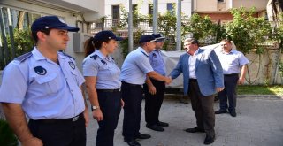 Zabıtalardan Esnafa Karanfil Takdimi