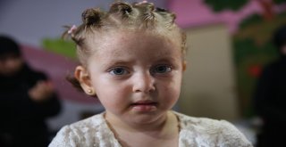 Suriyede Savaşta Annelerini Kaybeden Çocukların Saçlarına İlk Kez Örgü Yapıldı